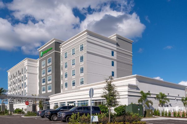 holiday-inn-hotel-and-suites-orlando-6187068633-2x1