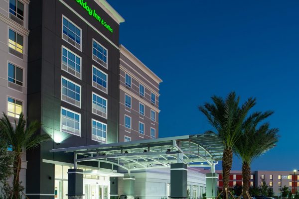 holiday-inn-hotel-and-suites-orlando-6187069765-2x1